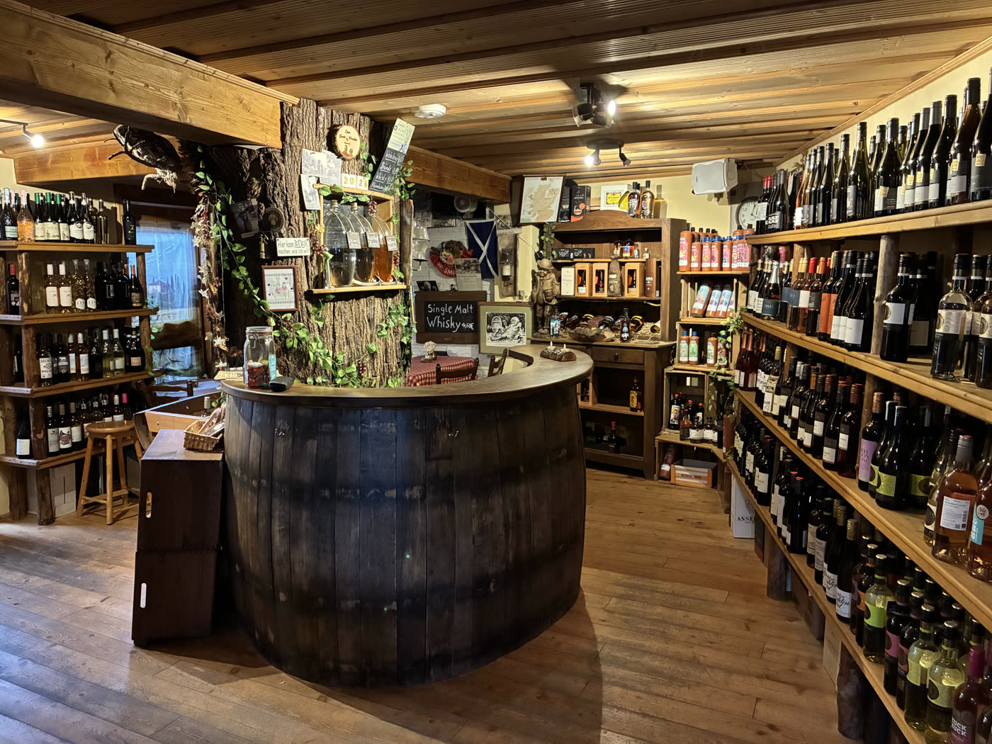 Innenraum mit Weinregalen und Theke im Zum Gude Drobbe