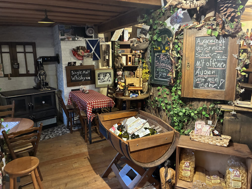 Atmosphäre im Lädle mit Sitzbereich und Weinangebot