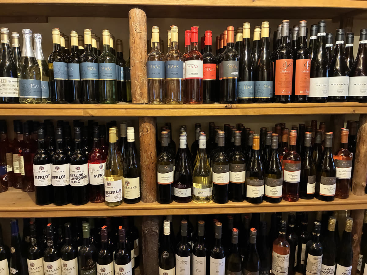 Weinregal im Zum Gude Drobbe